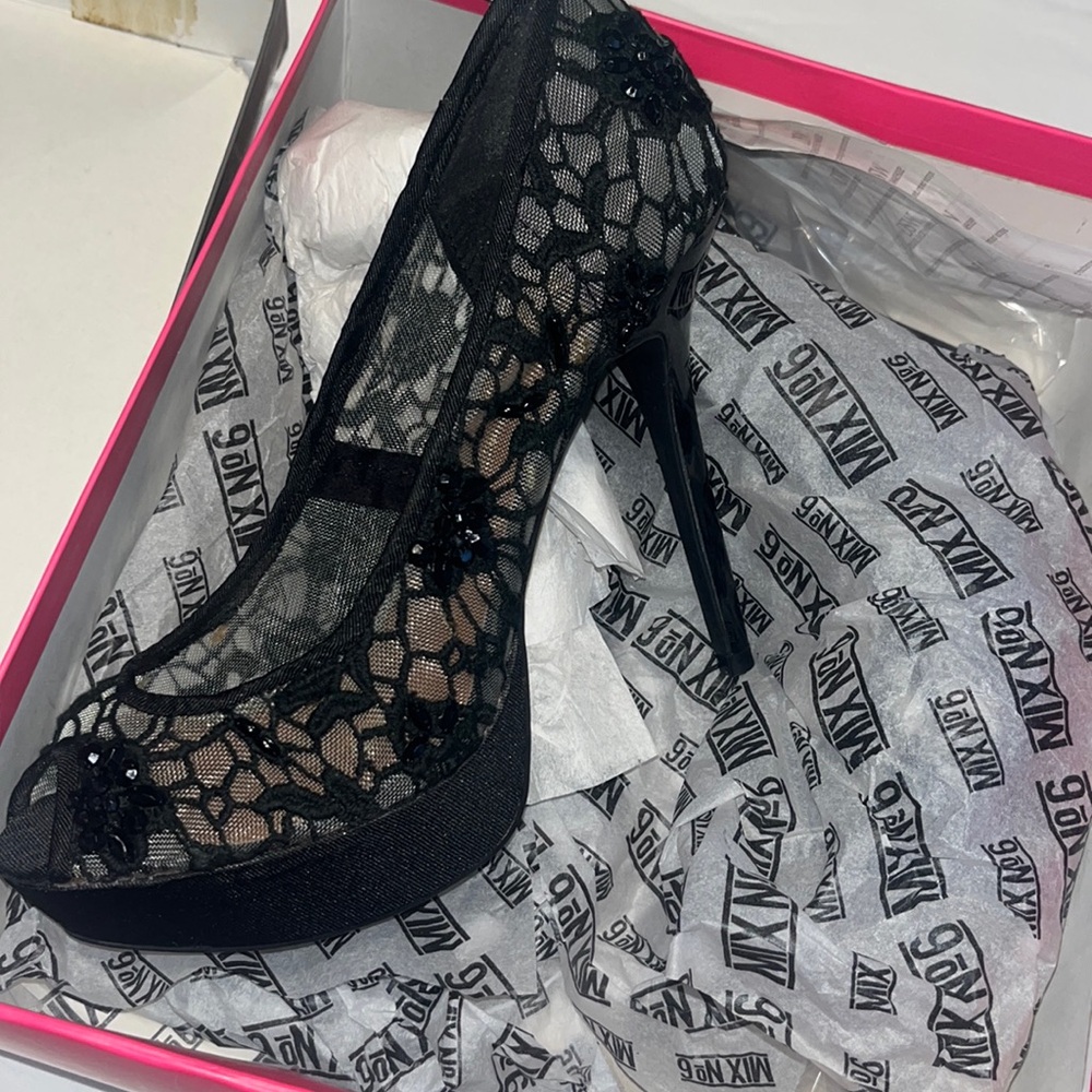 Lace peep toe heel